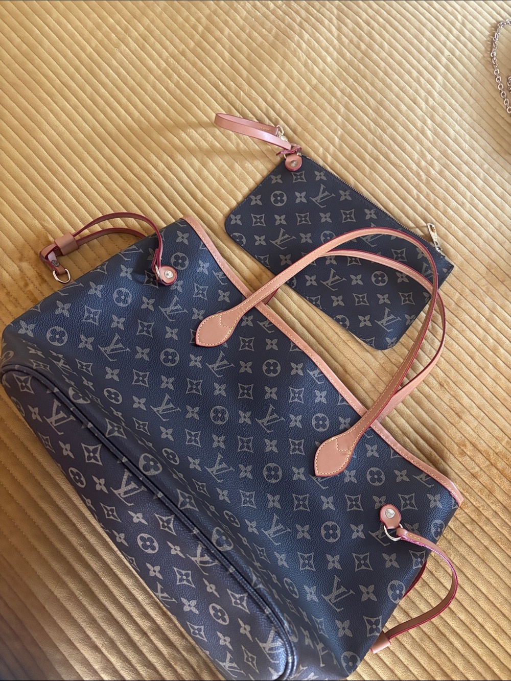 Tote bag and wristlet iconic print